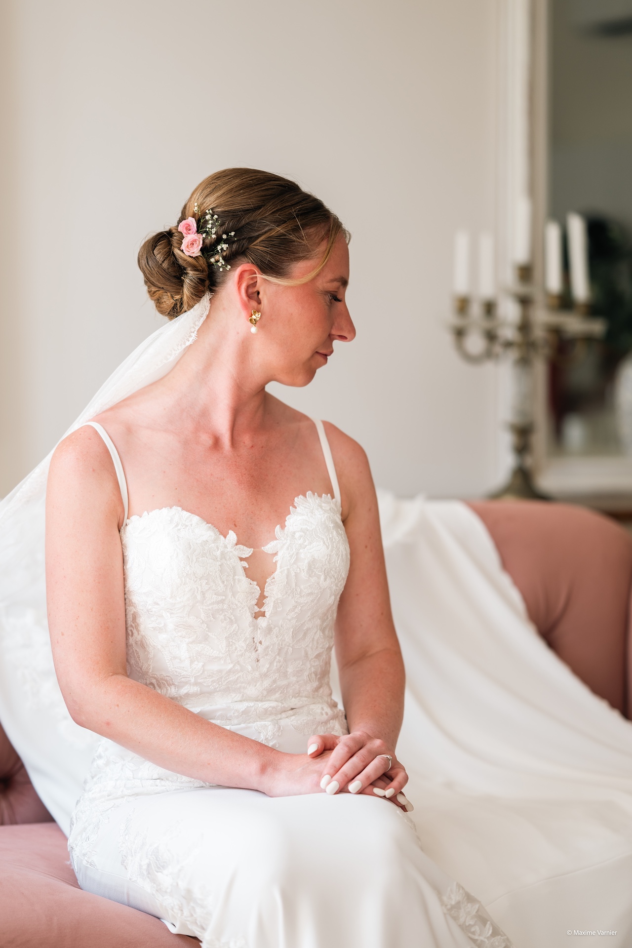 Portrait de Margot, wedding planner passionnée, dans son atelier créatif.