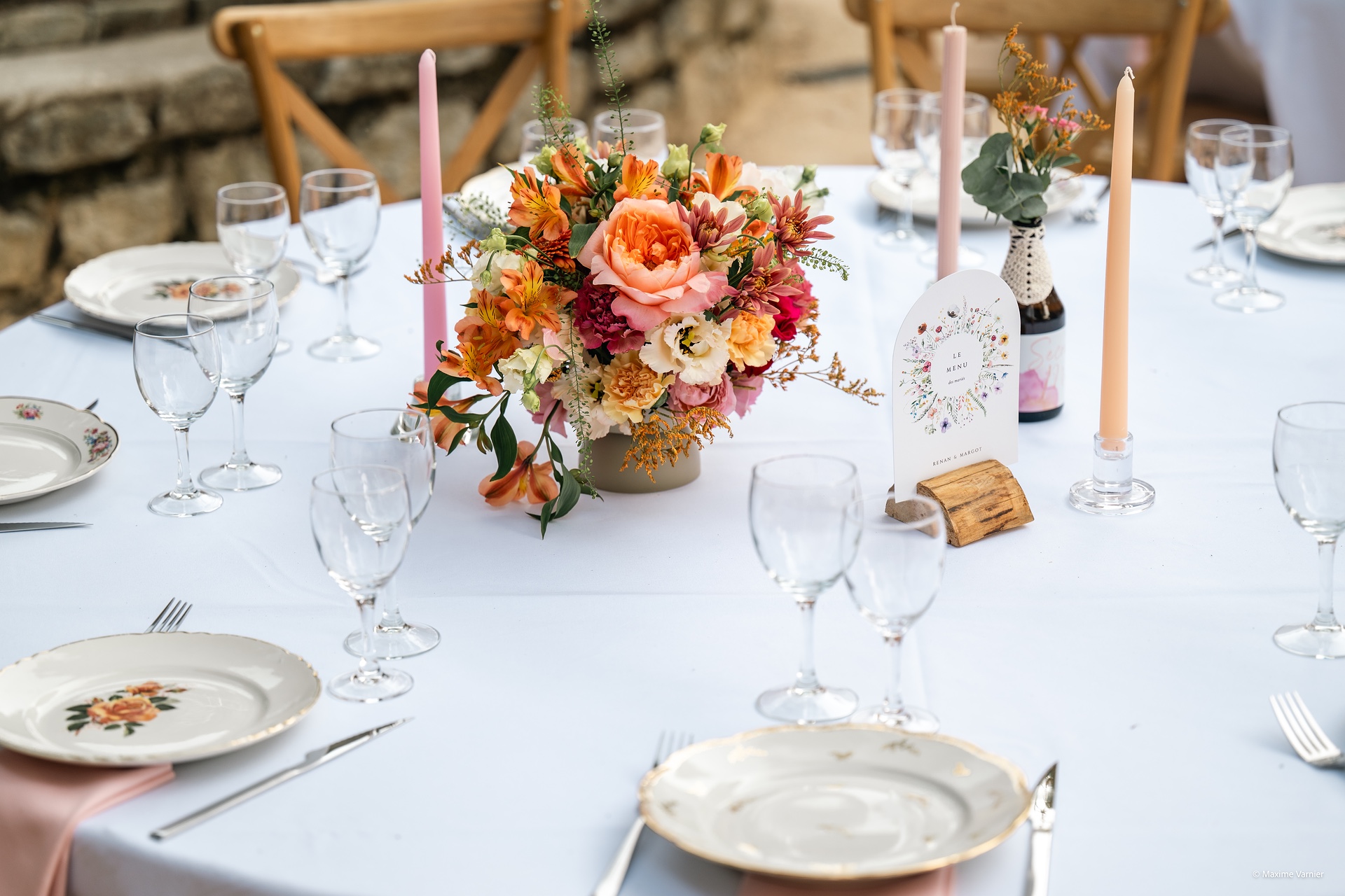 Structure florale épurée pour un mariage moderne